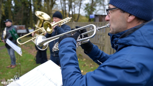 Sadzenie drzewek pamięci na szczecińskim Cmentarzu Centralnym. Fot. Łukasz Szełemej [Radio Szczecin] Dziennikarka, historyk sztuki i pisarz mają drzewka pamięci [ZDJĘCIA]