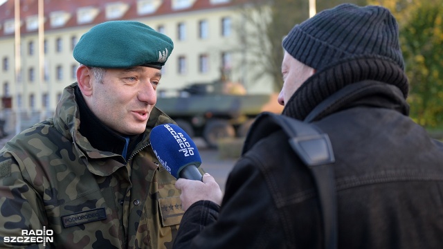 Moździerze samobieżne RAK trafiły do 12 Brygady Zmechanizowanej w Szczecinie. To najnowocześniejszy sprzęt, w jaki właśnie są wyposażane polskie jednostki. Fot. Łukasz Szełemej [Radio Szczecin] Najnowocześniejszy wojskowy sprzęt trafił do szczecińskiej 12 BZ [WIDEO, ZDJĘCIA]