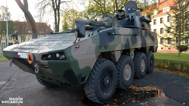 Moździerze samobieżne RAK trafiły do 12 Brygady Zmechanizowanej w Szczecinie. To najnowocześniejszy sprzęt, w jaki właśnie są wyposażane polskie jednostki. Fot. Łukasz Szełemej [Radio Szczecin] Najnowocześniejszy wojskowy sprzęt trafił do szczecińskiej 12 BZ [WIDEO, ZDJĘCIA]