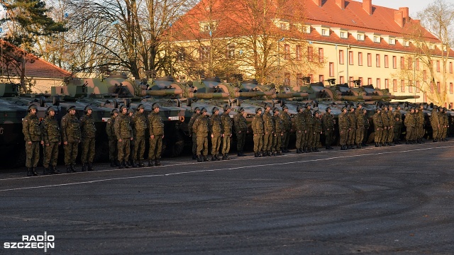 Moździerze samobieżne RAK trafiły do 12 Brygady Zmechanizowanej w Szczecinie. To najnowocześniejszy sprzęt, w jaki właśnie są wyposażane polskie jednostki. Fot. Łukasz Szełemej [Radio Szczecin] Najnowocześniejszy wojskowy sprzęt trafił do szczecińskiej 12 BZ [WIDEO, ZDJĘCIA]