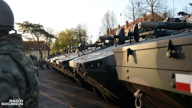 Moździerze samobieżne RAK trafiły do 12 Brygady Zmechanizowanej w Szczecinie. To najnowocześniejszy sprzęt, w jaki właśnie są wyposażane polskie jednostki. Fot. Łukasz Szełemej [Radio Szczecin] Najnowocześniejszy wojskowy sprzęt trafił do szczecińskiej 12 BZ [WIDEO, ZDJĘCIA]