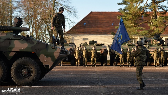 Moździerze samobieżne RAK trafiły do 12 Brygady Zmechanizowanej w Szczecinie. To najnowocześniejszy sprzęt, w jaki właśnie są wyposażane polskie jednostki. Fot. Łukasz Szełemej [Radio Szczecin] Najnowocześniejszy wojskowy sprzęt trafił do szczecińskiej 12 BZ [WIDEO, ZDJĘCIA]