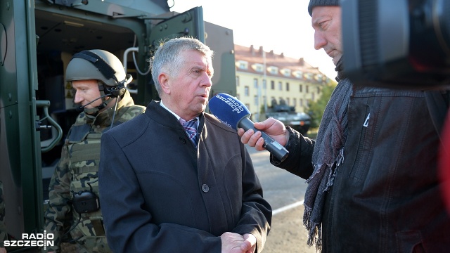 Moździerze samobieżne RAK trafiły do 12 Brygady Zmechanizowanej w Szczecinie. To najnowocześniejszy sprzęt, w jaki właśnie są wyposażane polskie jednostki. Fot. Łukasz Szełemej [Radio Szczecin] Najnowocześniejszy wojskowy sprzęt trafił do szczecińskiej 12 BZ [WIDEO, ZDJĘCIA]
