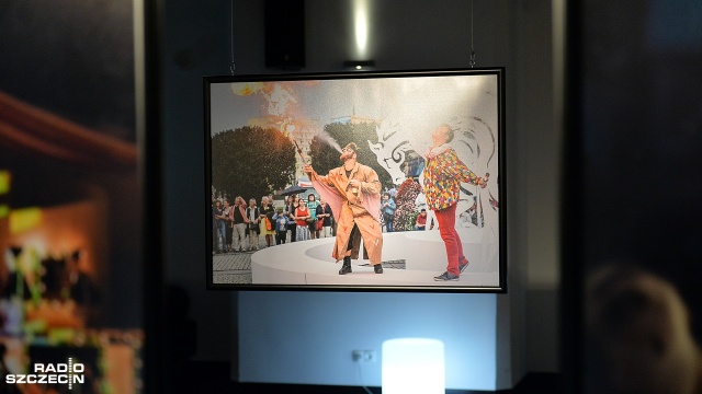 Wystawę fotograficzną "Pajace" można oglądać w Operze na Zamku w Szczecinie. Fot. Łukasz Szełemej [Radio Szczecin] Było wielkie widowisko, teraz jest wystawa. "Pajace" w Operze [ZDJĘCIA]