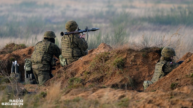 Ponad 400 żołnierzy 12. Brygady Zmechanizowanej i Narodowych Sił Rezerwowych szkoli się na poligonie w Drawsku Pomorskim. Fot. Łukasz Szełemej [Radio Szczecin] Rosomaki, moździerze i snajperzy. Trwają manewry na poligonie w Drawsku [WIDEO, ZDJĘCIA]