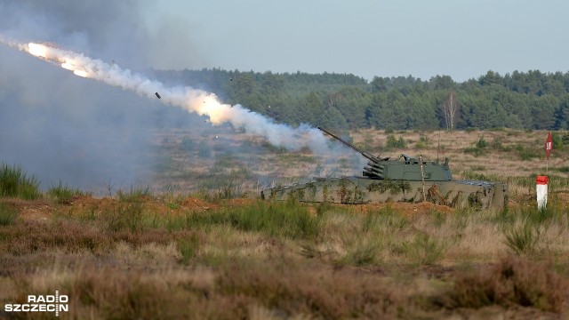 Ponad 400 żołnierzy 12. Brygady Zmechanizowanej i Narodowych Sił Rezerwowych szkoli się na poligonie w Drawsku Pomorskim. Fot. Łukasz Szełemej [Radio Szczecin] Rosomaki, moździerze i snajperzy. Trwają manewry na poligonie w Drawsku [WIDEO, ZDJĘCIA]