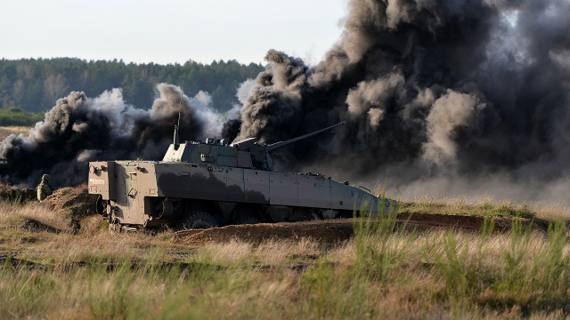 Ponad 400 żołnierzy 12. Brygady Zmechanizowanej i Narodowych Sił Rezerwowych szkoli się na poligonie w Drawsku Pomorskim. Fot. Łukasz Szełemej [Radio Szczecin] Rosomaki, moździerze i snajperzy. Trwają manewry na poligonie w Drawsku [WIDEO, ZDJĘCIA]