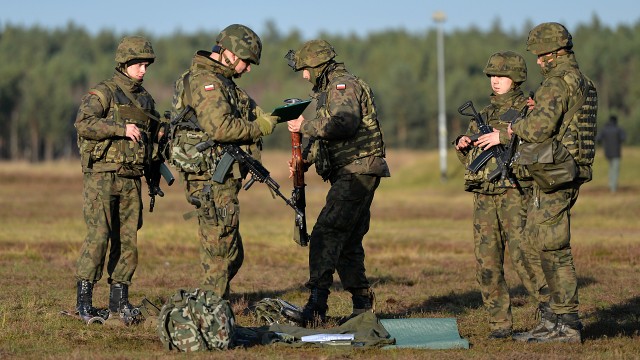 Ponad 400 żołnierzy 12. Brygady Zmechanizowanej i Narodowych Sił Rezerwowych szkoli się na poligonie w Drawsku Pomorskim. Fot. Łukasz Szełemej [Radio Szczecin] Rosomaki, moździerze i snajperzy. Trwają manewry na poligonie w Drawsku [WIDEO, ZDJĘCIA]