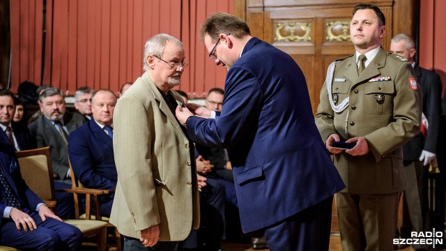 Ponad 30 opozycjonistów zostało odznaczonych medalami Pro Patria. Fot. Olaf Nowicki [Radio Szczecin] Medale "Pro Patria" w wigilię rocznicy Grudnia'70 [ZDJĘCIA]