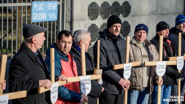 W obchodach w Szczecinie uczestniczyły też rodziny ofiar, a także przedstawiciele władz centralnych i samorządowych. Prezydenta reprezentowała szefowa jego kancelarii Halina Szymańska. Fot. Olaf Nowicki [Radio Szczecin] Premier przed szczecińską stocznią: Władza pokazała wtedy swoje straszne, zbrodnicze oblicze [ZDJĘCIA]