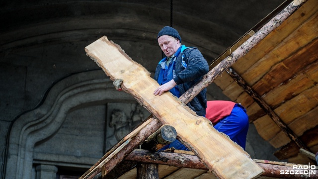 Biblijne postaci, zwierzęta, wspólnie śpiewane kolęd - przed Sanktuarium Najświętszego Serca Pana Jezusa ruszyły prace nad żywą szopką. Fot. Olaf Nowicki [Radio Szczecin] Żywa szopka w budowie. To już tradycja Szczecina [ZDJĘCIA]