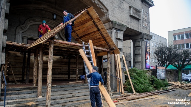 Biblijne postaci, zwierzęta, wspólnie śpiewane kolęd - przed Sanktuarium Najświętszego Serca Pana Jezusa ruszyły prace nad żywą szopką. Fot. Olaf Nowicki [Radio Szczecin] Żywa szopka w budowie. To już tradycja Szczecina [ZDJĘCIA]
