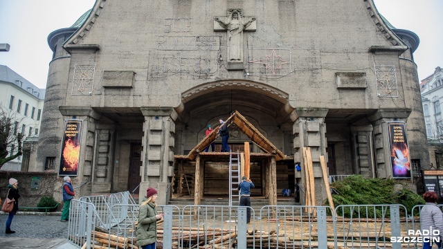 Biblijne postaci, zwierzęta, wspólnie śpiewane kolęd - przed Sanktuarium Najświętszego Serca Pana Jezusa ruszyły prace nad żywą szopką. Fot. Olaf Nowicki [Radio Szczecin] Żywa szopka w budowie. To już tradycja Szczecina [ZDJĘCIA]