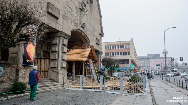 Biblijne postaci, zwierzęta, wspólnie śpiewane kolęd - przed Sanktuarium Najświętszego Serca Pana Jezusa ruszyły prace nad żywą szopką. Fot. Olaf Nowicki [Radio Szczecin] Żywa szopka w budowie. To już tradycja Szczecina [ZDJĘCIA]