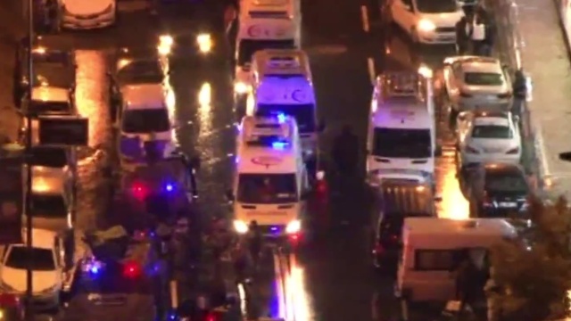 Turecka policja poszukuje zamachowca, który wtargnął z bronią do klubu w Stambule i zabił 39 osób.
