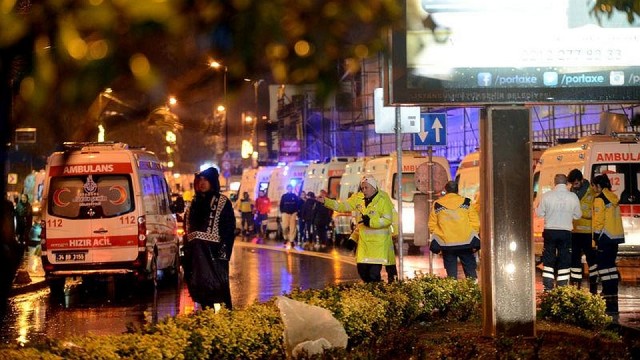 Około 1.30 mężczyzna otworzył ogień do świętujących nadejście Nowego Roku w klubie Reina w europejskiej części miasta. W ataku zginęło 39 osób, w tym obcokrajowcy. Rannych zostało co najmniej 69 osób.