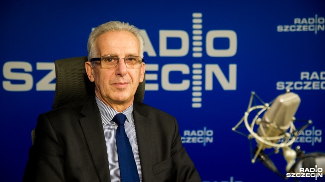 Zatrudniamy tylko aktywnych naukowców - zapewniał w Rozmowach pod krawatem rektor Uniwersytetu Szczecińskiego prof. Edward Włodarczyk, pytany o obecność emerytowanych profesorów na uczelni i politykę kadrową.