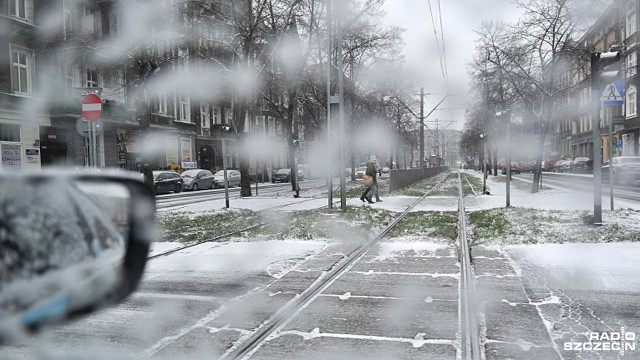 Sypnęło śniegiem w Szczecinie. Na drogach może być ślisko