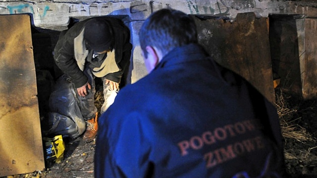 W Koszalinie strażnicy miejscy odwiedzili miejsca, w których przebywają bezdomni, m.in. pustostany, śmietniki oraz altanki. Zachęcali i przekonywali, by bezdomni skorzystali z pomocy schroniska. Żaden się na to nie zgodził. Warunkiem pobytu jest stosowanie się do regulaminu i zakaz picia alkoholu.