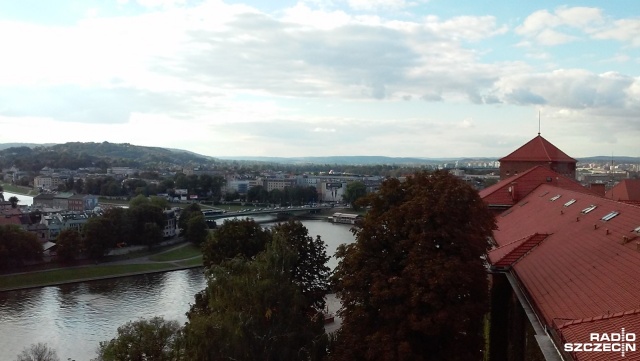 Nad wieloma częściami kraju zalega smog. Nie odpuszcza też krakowianom. Władze miasta wprowadzają darmową komunikację dla kierowców.