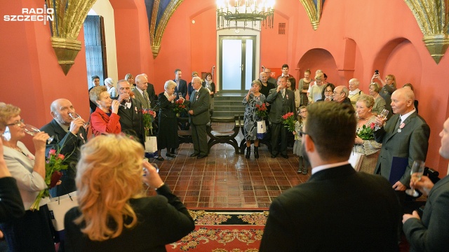 50-lecie pożycia małżeńskiego świętowało w poniedziałek 14 par ze Szczecina. Uroczystość odbyła się w Urzędzie Stanu Cywilnego na szczecińskim Zamku Książąt Pomorskich.