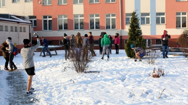 Przerwa na dworze, bez kurtek. Tak hartują się gimnazjaliści [WIDEO, ZDJĘCIA]