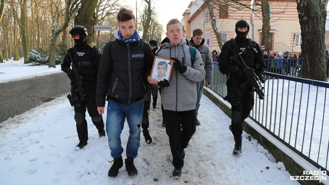 Uczestnicy marszu po pogrzebie 19-letniego Piotra wyruszyli z cmentarza do Komendy Miejskiej Policji w Świnoujściu. Wzięło w nim udział około 50 osób. To rodzina i znajomi brutalnie zamordowanego dwa tygodnie temu Piotra Wawrzynowicza.