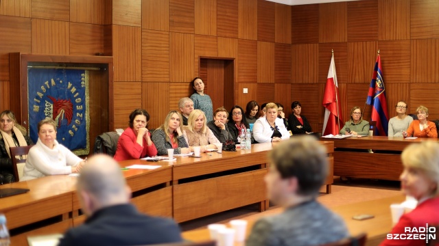 Urzędnicy uspokajają rodziców dzieci z podstawówki przy ul. Felczaka w Szczecinie. W środę na prezentację nowej siatki szkół w urzędzie przyszli zaniepokojeni rodzice, którzy dowiedzieli się, że SP nr 46 ma być połączona z gimnazjum przy ul. Mickiewicza. Bali się, że najstarsze klasy: VII i VIII będą przeniesione do innego budynku.