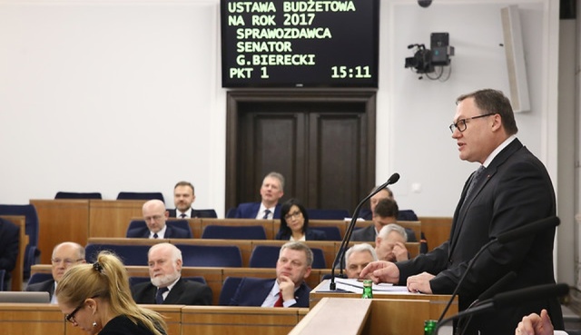 Jarosław Kaczyński podziękował senatorom za uchwalenie budżetu na 2017 rok. Prezes PiS podkreślił, że w ten sposób takie programy jak Rodzina 500 , czy Mieszkanie Plus będą mogły normalnie funkcjonować.