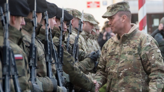 Obecność wojsk Stanów Zjednoczonych w Polsce to historyczne wydarzenie - mówi szef MON Antoni Macierewicz. Minister obrony w ten sposób odniósł się do czwartkowego powitania amerykańskich żołnierzy najpierw na granicy, potem w Żaganiu.