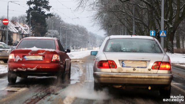 Jedna osoba została ranna w wypadku w miejscowości Karsko w powiecie myśliborskim. Kierowca samochodu osobowego wpadł w poślizg i uderzył w drzewo. Do zdarzenia doszło w piątek przed południem.