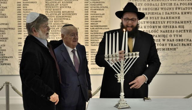 Były izraelski ambasador w Polsce profesor Szewach Weiss został odznaczony przez prezydenta Andrzeja Dudę Orderem Orła Białego. To najwyższe polskie wyróżnienie państwowe. Zostało wręczone w Jerozolimie, w czasie trwającej wizyty polskiego prezydenta w Izraelu.