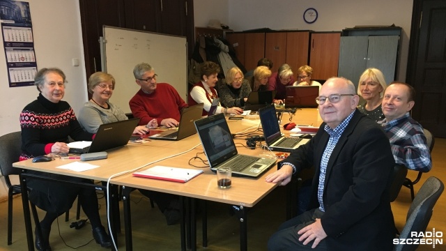 Uczą się obrabiać zdjęcia na Facebooka, rozmawiać przez komunikator Skype czy kręcić filmy. Babcie i dziadkowie ze szczecińskiego Uniwersytetu Trzeciego Wieku zdecydowanie nie zakładają kapci. W dniu swojego święta opowiadają nam, jak żyje się aktywnie w wieku 50.