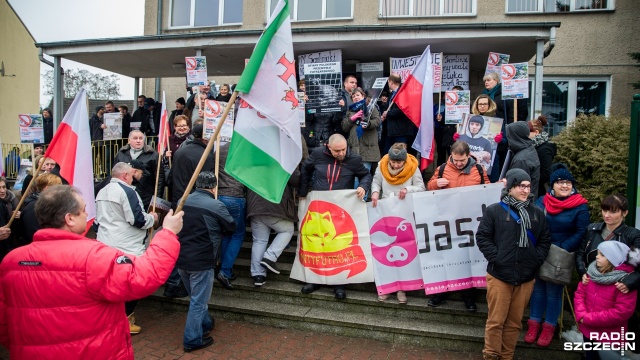 Precz z fermą, hodowcy do klatek, Holender do domu - m.in. takie hasła skandowali mieszkańcy Golczewa i pobliskich miejscowości, którzy protestowali przeciwko budowie fermy norek we wsi Samlino.