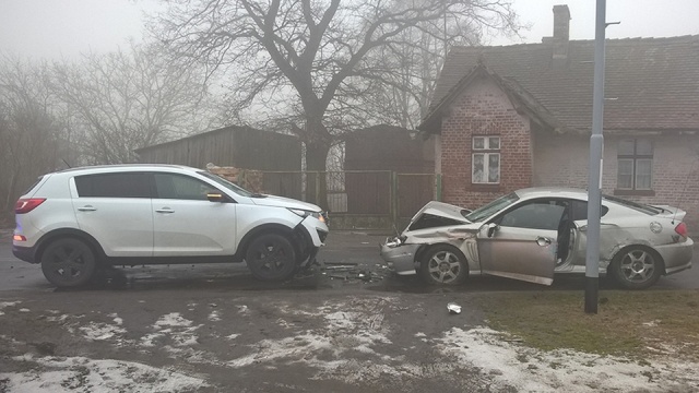 Mieszkaniec gminy Bierzwnik podczas podróży w kierunku Choszczna przejechał autem przez zamknięty przejazd kolejowy i zderzył się czołowo z innym samochodem oczekującym na podniesienie rogatek.