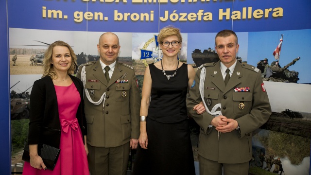 Obraz z Belwederu przekazany przez prezydenta Andrzeja Dudę, pióro od premier Beaty Szydło czy koszulka Kamila Glika z autografem - m.in. takie przedmioty zostały zlicytowane podczas balu charytatywnego na rzecz weteranów.