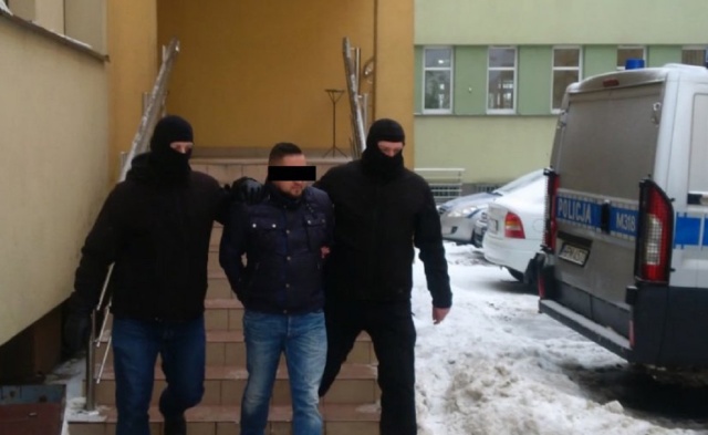 Cztery osoby, członków zorganizowanej grupy przestępczej wyłudzającej VAT, zatrzymali funkcjonariusze Centralnego Biura Śledczego Policji.