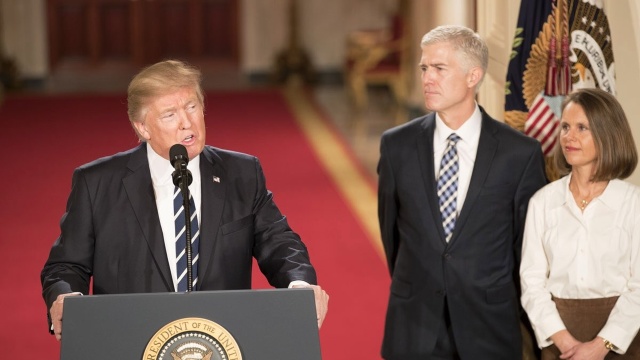 Jest kandydat na nieobsadzone od blisko roku miejsce w amerykańskim Sądzie Najwyższym. Prezydent Donald Trump nominował na to stanowisko Neila Gorsucha. Dotychczas pełnił on funkcję sędziego federalnego sądu apelacyjnego w Denver.