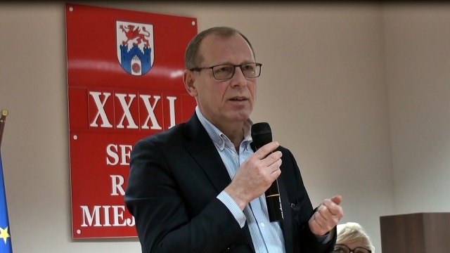 Przez cykliczne spotkania z mieszkańcami powiatów staramy się naprawiać swoje błędy - powiedział w środę przebywający w Pyrzycach poseł Platformy Obywatelskiej Waldy Dzikowski.