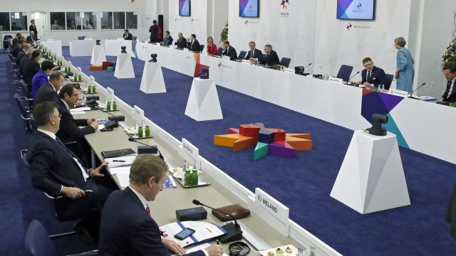 Po unijnym szczycie na Malcie, Warszawa apeluje o unikanie konfrontacyjnego tonu w relacjach Unia Europejska-Waszyngton. A w kontekście przyszłości Wspólnoty, Polska akcentuje konieczność zmian, także w unijnych traktatach. Ponadto w stolicy Malty Donald Tusk oficjalnie poinformował, że będzie ubiegał się o drugą kadencję na stanowisku szefa Rady Europejskiej.