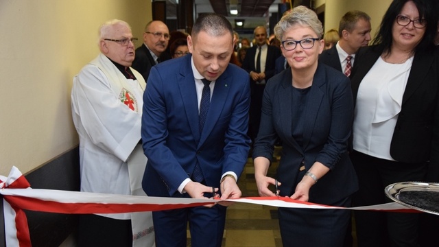 Kuratorium Oświaty otworzyło filię w Nowogardzie. To ułatwienie dla rodziców uczniów oraz pracowników szkół z powiatów: gryfickiego, goleniowskiego i łobeskiego. Do tej pory, żeby np. złożyć wniosek z prośbą o kontrole, trzeba było jechać do Szczecina.