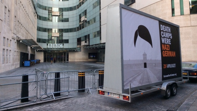 Protest przeciwko pojawiających się czasem w zagranicznych mediach sugestiach o współudziale Polaków za Holocaust dotarł do Londynu. Laweta z billboardem przypominającym, że obozy śmierci były pomysłem niemieckim, stanęła przed siedzibą BBC.