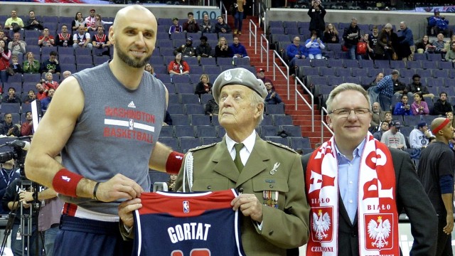 Biało-czerwone czapki i szaliki, polscy weterani z Iraku i Afganistanu, cheerleaderki i spotkanie Marcina Gortata z kibicami. W Waszyngtonie zakończył się mecz ligowy NBA z polskimi elementami.