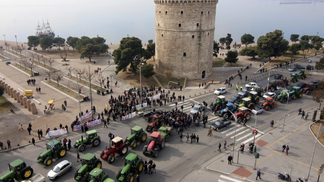 Trwają blokady prowadzone przez greckich rolników. Co najmniej do poniedziałku nieprzejezdne będzie przejście graniczne Evzoni z Macedonią. Duży protest organizują też dziś w Salonikach.