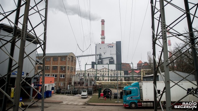 Trzy osoby zostały tymczasowo aresztowane na trzy miesiące w związku ze śledztwem w Elektrowni Szczecin. Chodzi o sprawę korupcji przy dostawach do pieca zasilanego biomasą. W piątek CBA zatrzymało 12 osób.