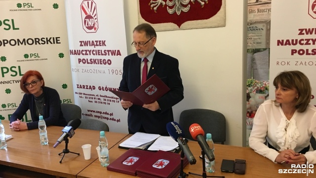 Połączyli siły, aby zbierać podpisy pod wnioskiem o ogólnopolskie referendum w sprawie reformy edukacji. Zachodniopomorski Związek Nauczycielstwa Polskiego wraz z innymi organizacjami zawiązał w tym celu Okręgowy Komitet Referendalny.