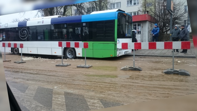 Poważna awaria wodociągu na rondzie Ułanów Podolskich w szczecińskich Zdrojach. Są spore utrudnienia w ruchu.