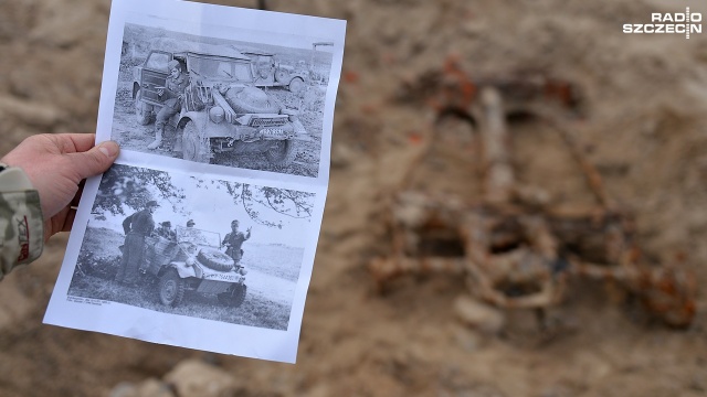 Fragmenty niemieckiego pojazdu z czasów II wojny światowej odnalezione na plaży między Pobierowem, a Pustkowem i wydobyte. To najprawdopodobniej pozostałości po osobowo-terenowym samochodzie Kbelwagen typ 82.
