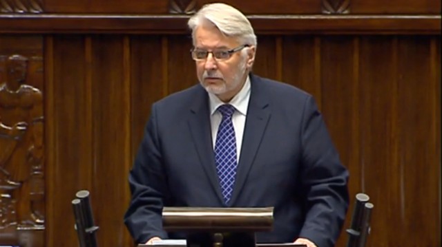 Debata po wystąpieniu szefa MSZ na temat zadań polskiej polityki zagranicznej trwa w Sejmie. Prawo i Sprawiedliwość chwali ministra Witolda Waszczykowskiego za zwrócenie uwagi na politykę regionalną i wolę naprawy Unii Europejskiej. Partia rządząca ostrożnie wypowiada się o relacjach z Rosją. Z kolei Platforma Obywatelska krytykuje szefa dyplomacji za sprawy europejskie, w tym stosunki z Niemcami i Francją.