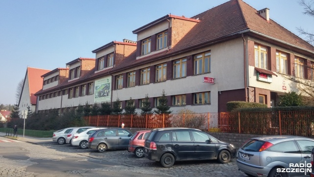 Po wejściu w życie ustawy dekomunizacyjnej kolejna szczecińska szkoła zmienia swojego patrona. Tym razem chodzi o Szkołę Podstawową nr 16, której patronem jest do dzisiaj porucznik MO Zdzisław Przybylak , a opiekunem placówki od 1966 roku była Milicja Obywatelska.